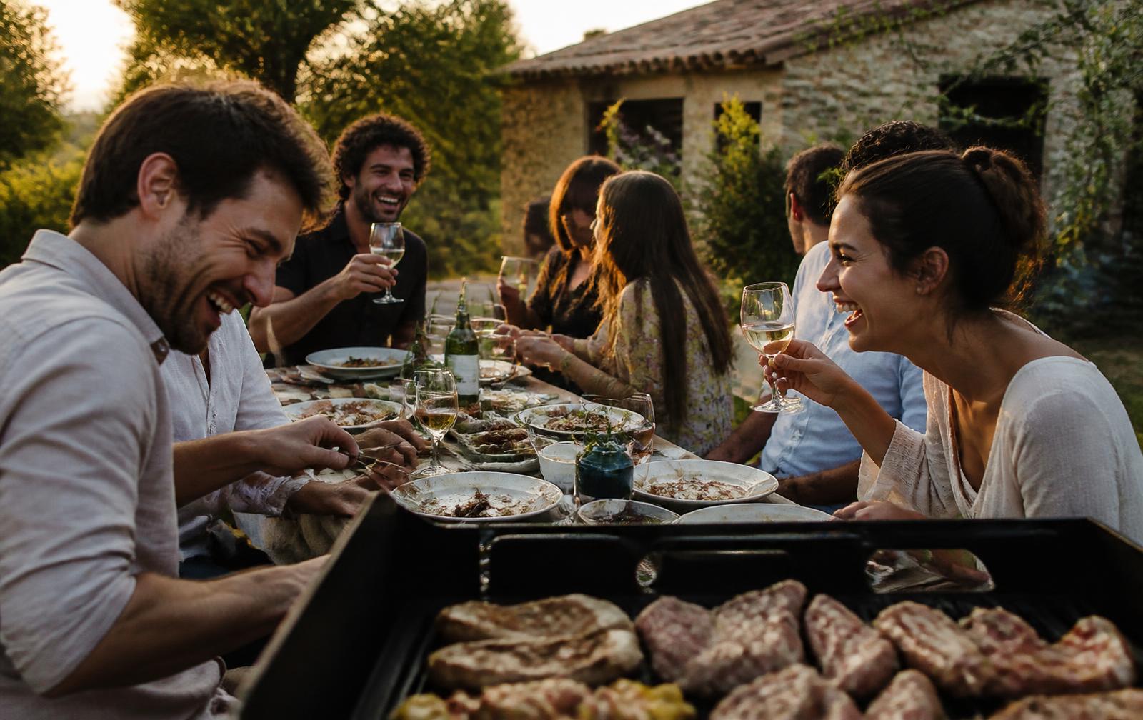 Mensen die samen aan tafel eten en drinken